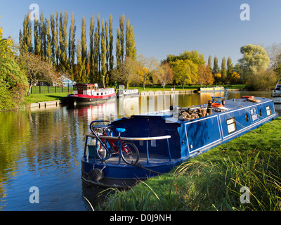 Sportboote von Abingdon Brücke im Herbst. Stockfoto