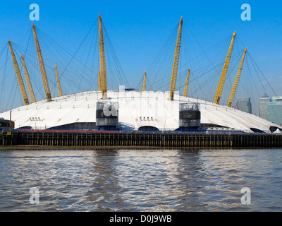 Die Greenwich O2 Dome mit Canary Wharf im Hintergrund. Stockfoto