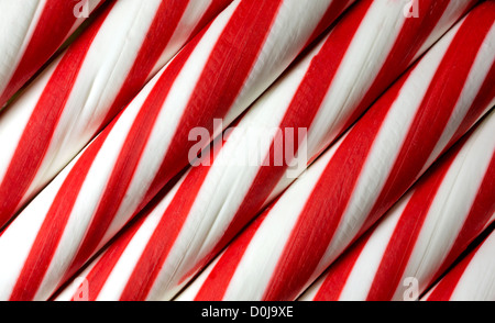 Eine Nahaufnahme von mehreren Stöcken auf rote und weiße Peppermint Candy. Stockfoto