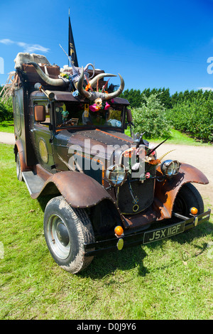 Ein ledergebundenes Auto namens Miss Hepburnella ist Teil der philosophischen Waterperry in Aktion-Festival. Stockfoto