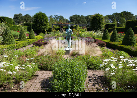 Die Skulptur des kleinen blauen Mädchens in Waterperry Gärten. Stockfoto