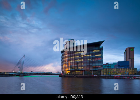 Swing Bridge und Medienstadt UK Gebäude befindet sich auf der Salford Quays in der Stadt von Salford in der Nähe von Manchester Old Trafford. Stockfoto