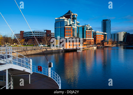 Victoria Harbour Gebäude betrachtet von Detroit Fußgängerbrücke über den Manchester Ship Canal in Salford entfernt. Stockfoto