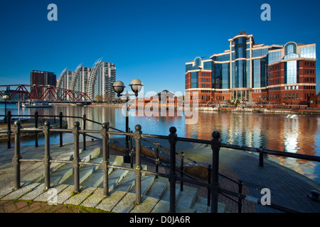 NV-Wohnungen mit Detroit-Brücke und den Victoria Harbour Gebäude entlang den Manchester Ship Canal in Salford. Stockfoto