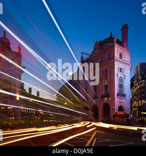 Piccadilly Circus liegt im Londoner West End. Stockfoto