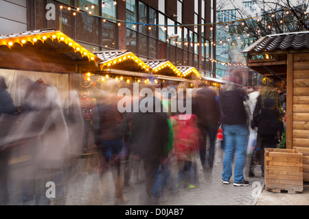 Brazennose Straße Weihnachtsmarkt mit dem Besuch der Shopper genießen die Xmas-Stände. Stockfoto