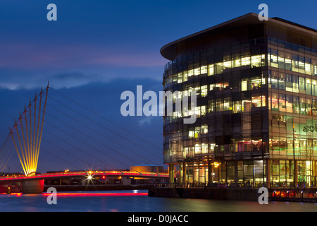 Swing Bridge und Medienstadt UK Gebäude befindet sich auf der Salford Quays in der Stadt von Salford in der Nähe von Manchester Old Trafford. Stockfoto