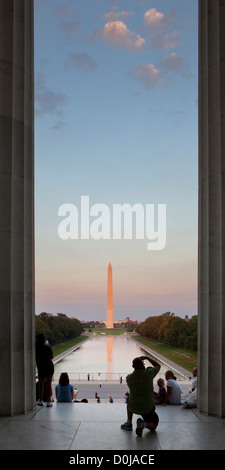 Touristen, die ein Foto von The Washington Monument in DC, Vereinigte Staaten von Amerika Stockfoto