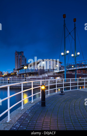 Brücke über Mariners Kanal in der Nähe von Ontario Becken befindet sich auf der Salford Quays in der Stadt Salford, Greater Manchester. Stockfoto