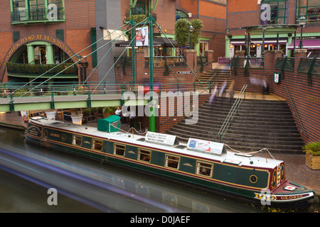 Schmale Boot festgemacht an einem Kanal bei Brindley-Place in Birmingham City. Stockfoto