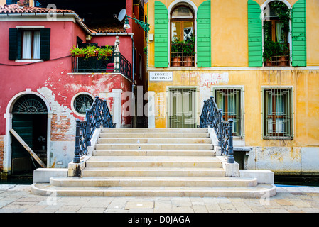 Brücke zum alten Haus in Venedig, Italien Stockfoto