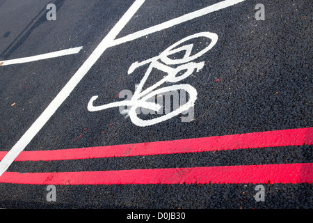 Rotes symbol kein stoppen Linien und Radweg mit dem Fahrrad in eine Straßenkreuzung Park Lane. Stockfoto