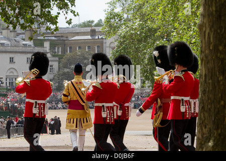 Die Welsh Guards Band marschiert, Horse Guards Parade an der Trooping die Farbe. Stockfoto