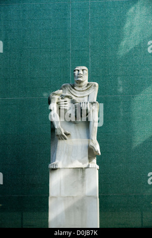 Mutter und Sohn-Skulptur von Sir Jacob Epstein im Kongresshaus. Stockfoto