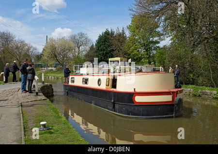 Schmale Boot vorbei durch eine Drehbrücke am Leeds und Liverpool Kanal in der Nähe von Skipton. Stockfoto