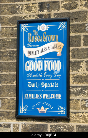 Rose und Krone Pub Schild an Wand. Stockfoto