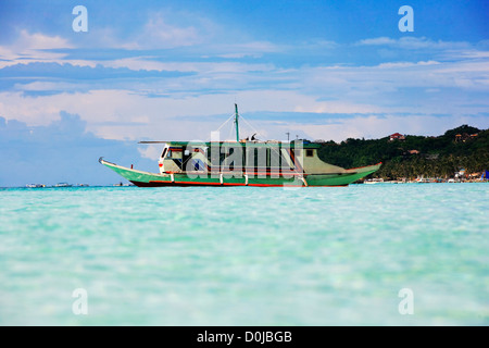 Traditionelle philippinische Boot in einer Bucht. Insel Boracay Stockfoto