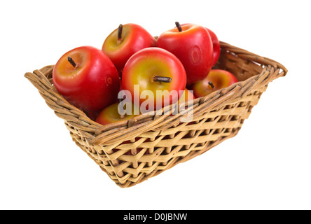 Ein kleinen Weidenkorb gefüllt mit Wachs rote Äpfel auf einem weißen Hintergrund. Stockfoto