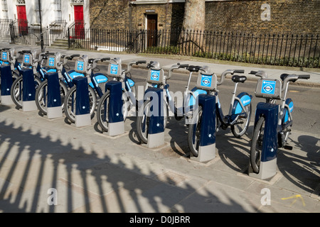 Eine Reihe von Boris Bikes säumen die Straße in Holborn. Stockfoto