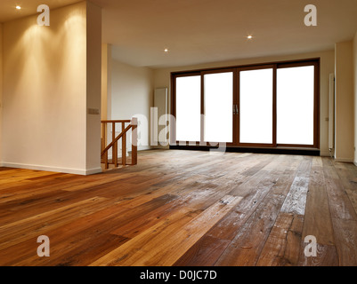 Leeren großen Wohnzimmer gibt es ein Pfad für die Windows Stockfoto