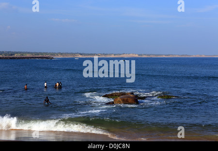 Männer Schwimmen in Kirinda auf der Südküste Sri Lankas. Stockfoto