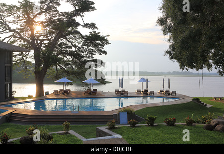 Luxus Resort Hotel Swimmingpool vor Tissa Wewa See in Tissamaharama, Sri Lanka Stockfoto