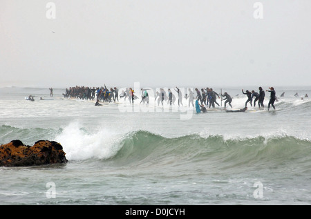 Surfer reiten eine Welle bei den alljährlich stattfindenden Earthwave, wo die Teilnehmer versuchen, den Guinness-Weltrekord für die Zahl zu brechen Stockfoto