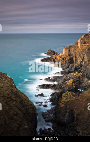 Ein Blick auf die Botallack Zinn-Minen an der kornischen Küste. Stockfoto