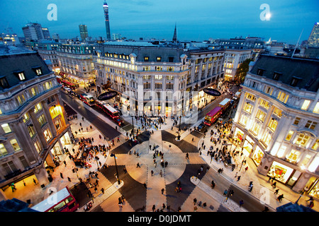 Blick hinunter auf die neue Oxford Circus Überfahrt bei Sonnenuntergang. Stockfoto