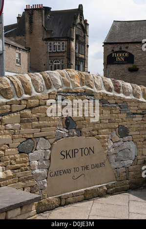 Skipton Tor zu den Dales Schild am Busbahnhof Skipton. Stockfoto