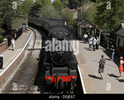 Die Dampflok namens Lancashire Fusilier kommt am Bahnhof von Pickering. Stockfoto