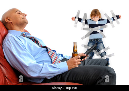 Kleiner Junge mit Klebeband, an der Wand geklebt, so dass Papa entspannen und ein Bier Stockfoto