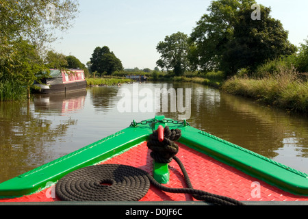 Bogen von einem Narrowboat über einen UK-Kanal Stockfoto