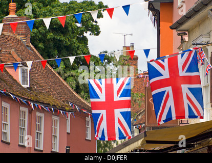 Union Jack-Flaggen und roten weißen und blauen Bunting in Thaxted fliegen. Stockfoto