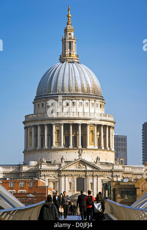 Kuppel der St Pauls von der Millennium Bridge. Stockfoto