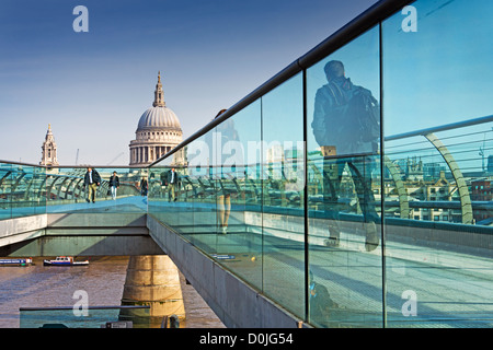 Blick auf St. Pauls Cathedral durch Glasgeländer von der Millennium Bridge mit Fußgängern. Stockfoto