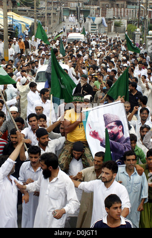 Kashmiri Demonstranten schreien anti-indische Parolen als eine unsichtbare Vorsitzender aller Parteien Hurriyat Conference (APHC) und Hauptpriester Stockfoto