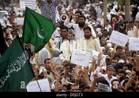 Vorsitzender von allen Parteien Hurriyat Conference (APHC) und Hauptpriester Mirwaiz Umar Farooq (C) führt einen Protestmarsch von Anti-Indien Stockfoto