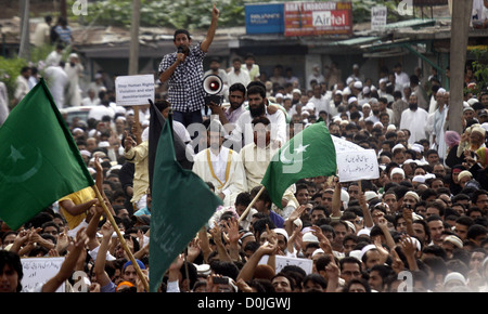 Vorsitzender von allen Parteien Hurriyat Conference (APHC) und Hauptpriester Mirwaiz Umar Farooq (C) führt einen Protestmarsch von Anti-Indien Stockfoto