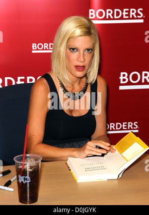 Tori Spelling Zeichen Exemplare ihres Buches "Uncharted Territori" im Grenzen Las Vegas, Nevada3 Stockfoto