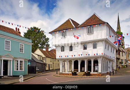 Die 15. Jahrhundert Guildhall in Thaxted verziert mit Girlanden. Stockfoto