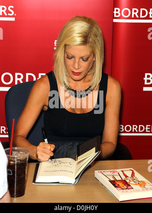 Tori Spelling Zeichen Exemplare ihres Buches "Uncharted Territori" im Grenzen Las Vegas, Nevada3 Stockfoto