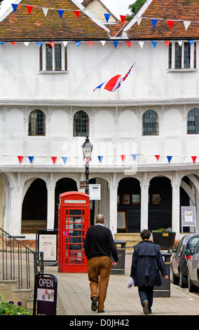 Touristen gehen auf das 15. Jahrhundert Guildhall in Thaxted. Stockfoto