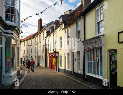 Ein paar Spaziergang entlang einer der Einkaufsstraßen in Cromer. Stockfoto