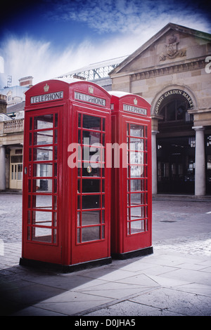 Rote Telefonzellen in Covent Garden in London Stockfoto
