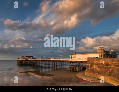 Cromer Pier in der frühen Abendsonne. Stockfoto