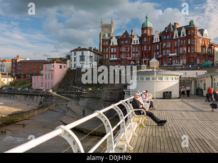 Menschen genießen Sie die Aussicht auf Cromer Pier. Stockfoto