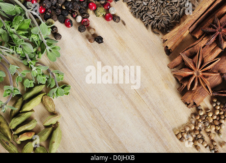 Aromatischen Gewürzen und Kräutern auf hölzernen Hintergrund Stockfoto