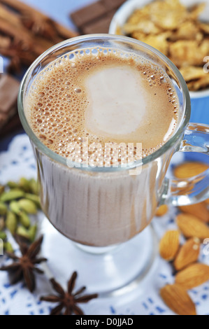 Kakao in ein Glas Tasse Nahaufnahme mit Schokolade und Gewürzen Stockfoto