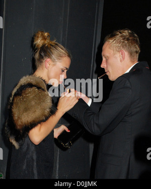 Billie Piper und ihr Ehemann Laurence Fox kommen in Shoreditch House in der Londoner trendige East End London, England - 14.08.10 Stockfoto